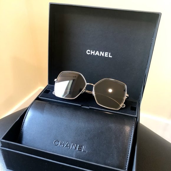 CHANEL Butterfly Sunglasses (with pearl chain) - Picture 3 of 5